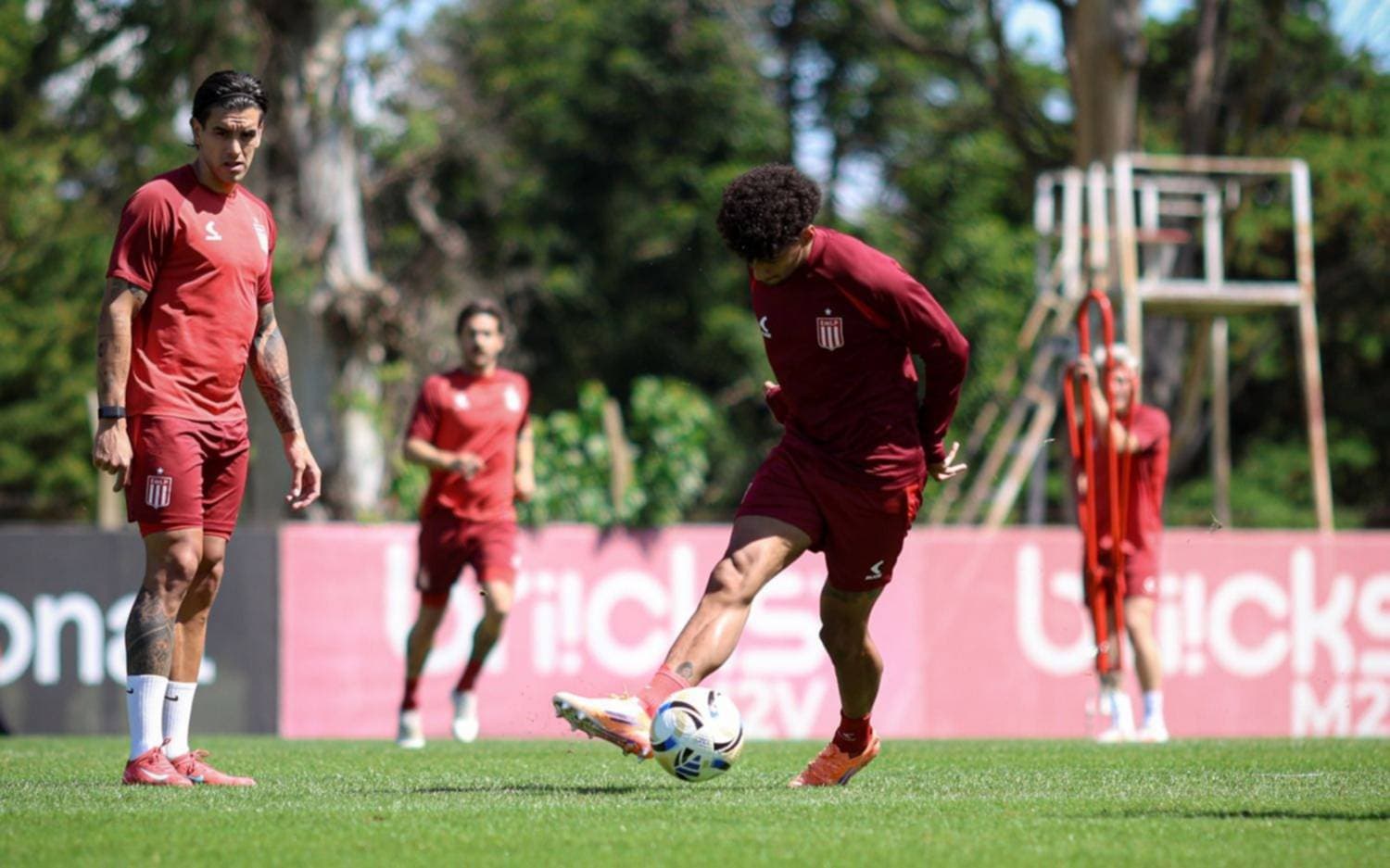 Jugadores de Estudiantes durante el entrenamiento en City Bell