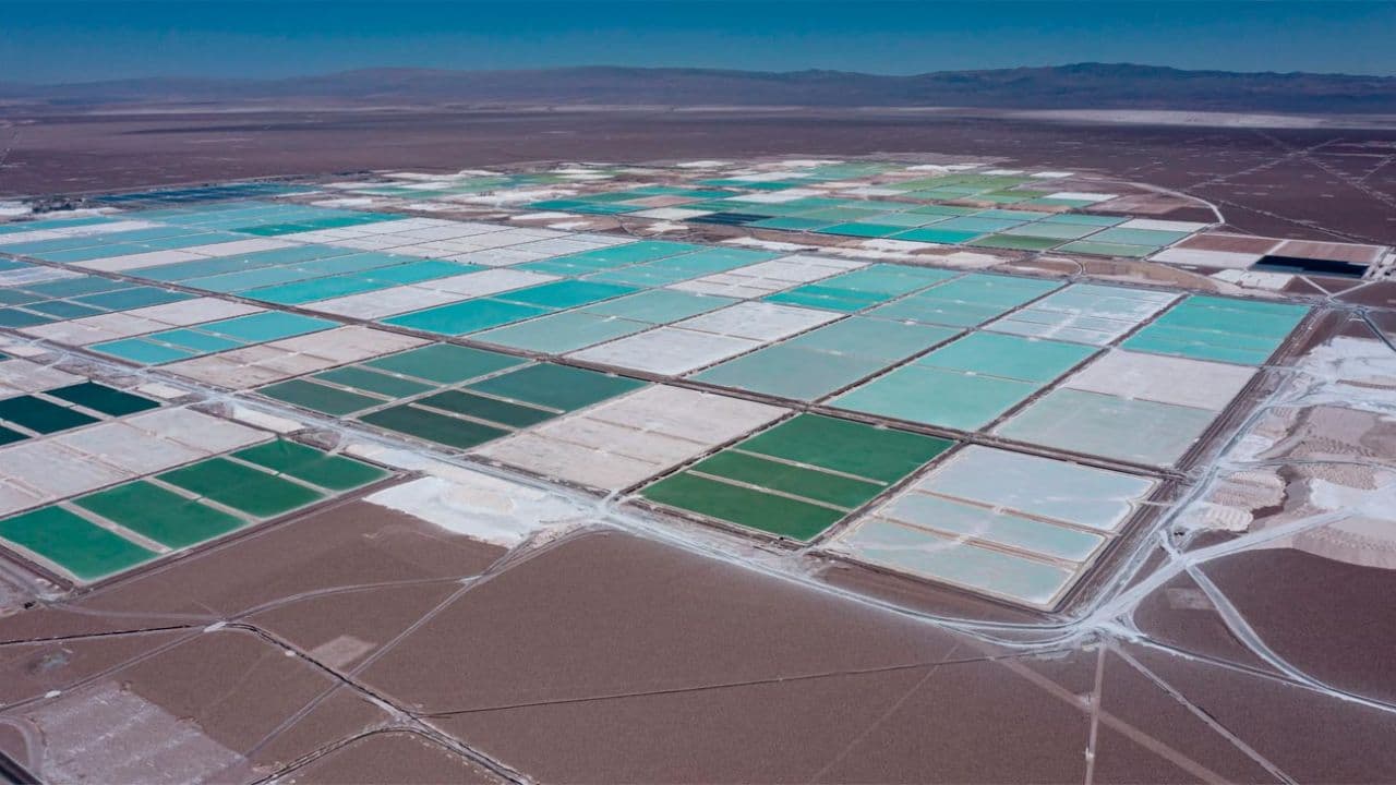 Contenedores en un puerto y bandera china