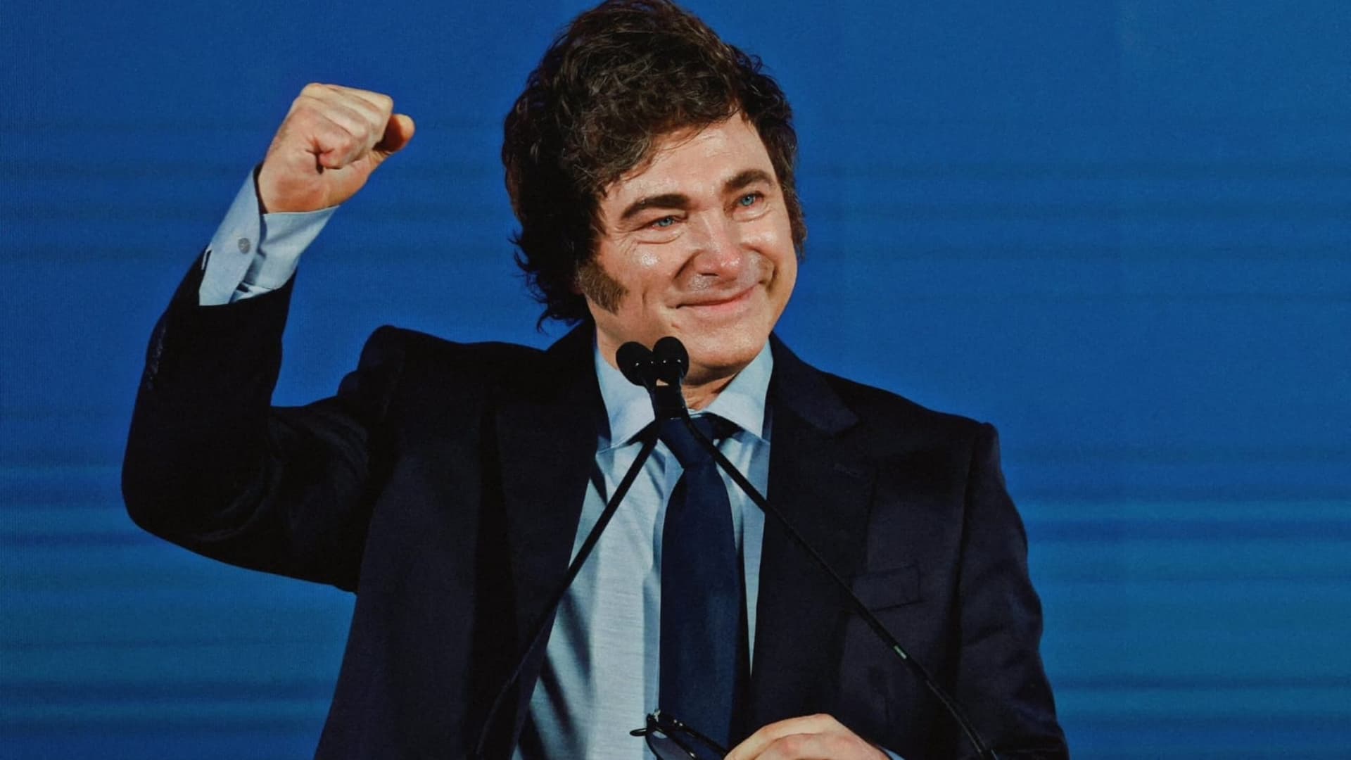 El presidente en rueda de prensa y una imagen del Kaseya Center